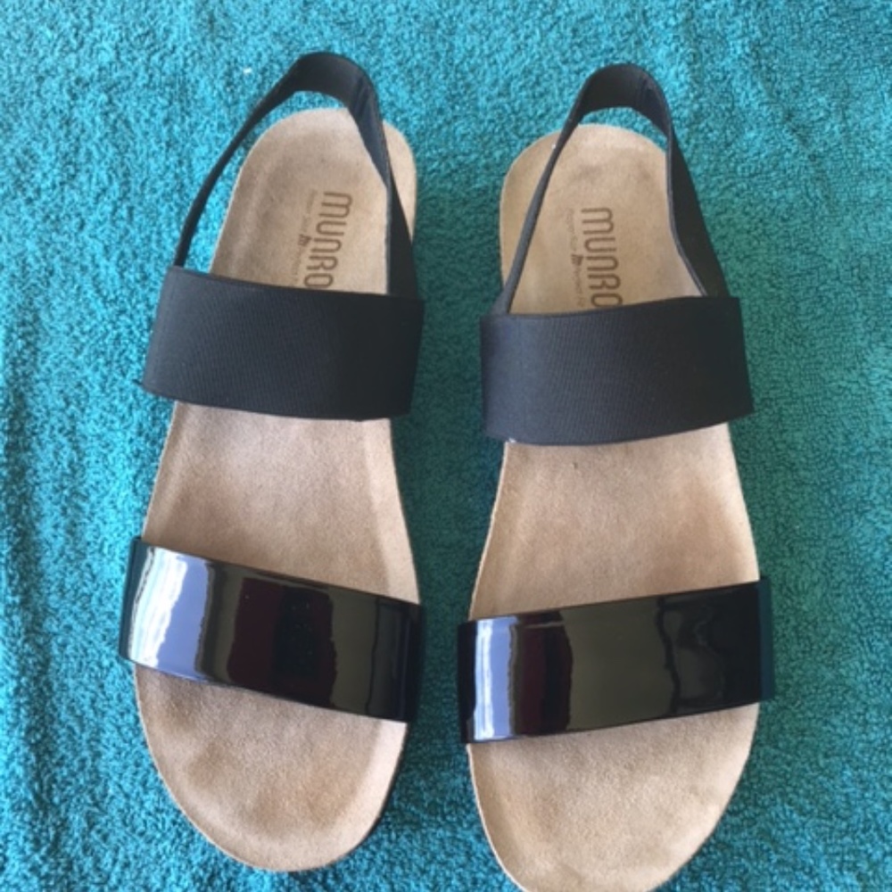 MUNRO black patent / black fabric